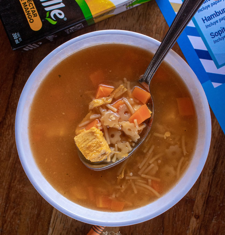 Sopita de Fideo con Pollo